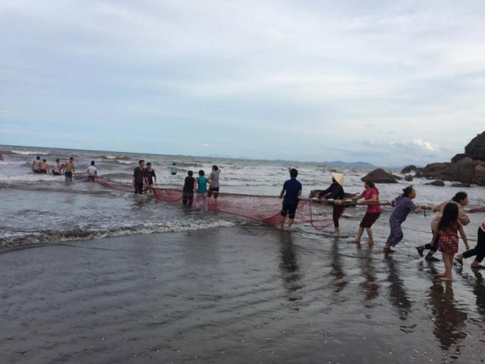 Chính quyền địa phương phải huy động đội kéo lưới mới tìm kiếm được thi thể học sinh bị đuối nước.