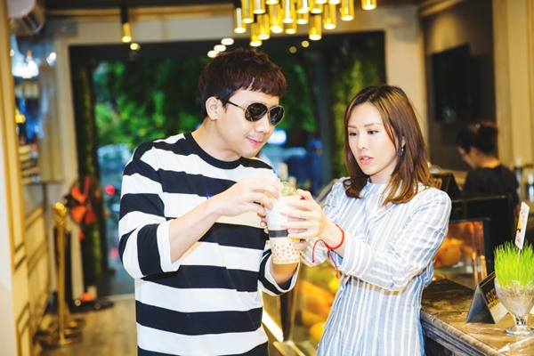 Nhiều nghệ sĩ lớn đã đến ủng hộ khi Thu Hoài khai trương quán trà sữa.