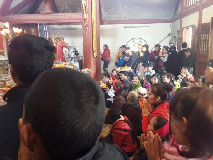 Hai ngôi đền đông nghịt khách về dâng hương.