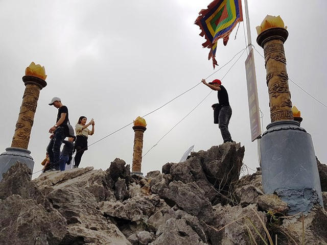 Đỉnh núi Cái Hạ, ông Nguyễn Văn Son gọi là đỉnh Huyền Vũ - nơi vua Đinh lên ngôi hoàng đế, lập đàn Kính Thiên. Đỉnh núi này, mỗi ngày có hàng trăm lượt người lên đây, cùng nhau chụp ảnh, đứng trên các tảng đá bất chấp sự nguy hiểm rình rập.