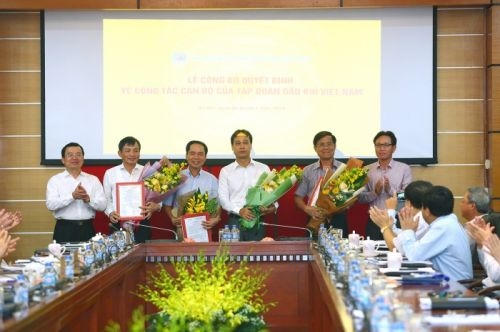 Lãnh đạo Tập đoàn dầu khí Quốc gia Việt Nam trao quyết định và chúc mừng các Phó tổng giám đốc.