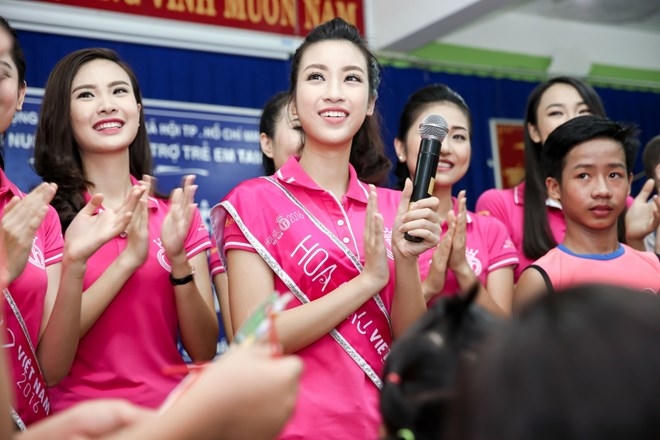 T&acirc;n Hoa hậu Đỗ Mỹ Linh vui Trung Thu sớm với trẻ em khuyết tật