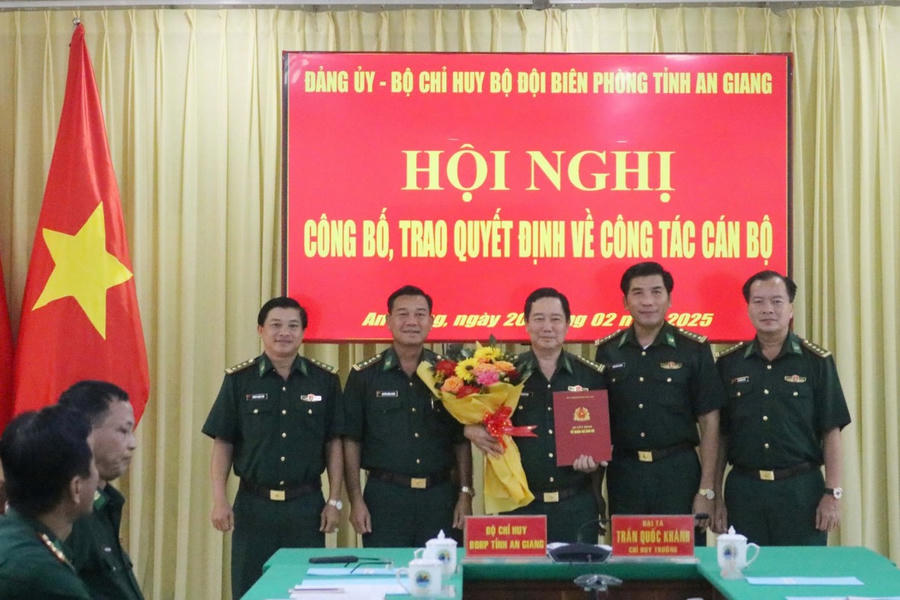 Bộ Chỉ huy BĐBP tỉnh chụp ảnh lưu niệm cùng Đại tá Trần Duy Thụ (Trưởng phòng Trinh sát nhận quyết định nghỉ công tác)