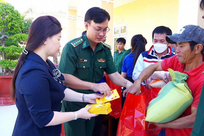 BĐBP tỉnh Bình Thuận phối hợp với các đơn vị và địa phương tặng quà cho người nghèo.