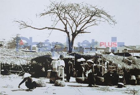 Cùng chung quan điểm với chị Hoa, anh Nguyễn Văn Việt (ở Quốc Oai, Hà Nội) cho biết thêm: "Mình muốn con cái nhìn thấy những hình ảnh Hà Nội thời xa xưa này để chúng biết, đất nước mình đã phát triển và chúng được sinh ra trong sự may mắn mà biết trân trọng những gì đang có, đó cũng là cách để chúng hiểu được lịch sử nước nhà". (Tác phẩm: Góc Chợ xưa). Ảnh: Loan Bảo.