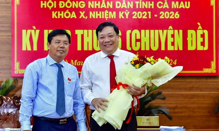 Ông Nguyễn Tiến Hải, Bí thư Tỉnh uỷ, Chủ tịch HĐND tỉnh Cà Mau tặng hoa chúc mừng tân Chủ tịch UBND tỉnh Phạm Thành Ngại - Ảnh: CàMau Online