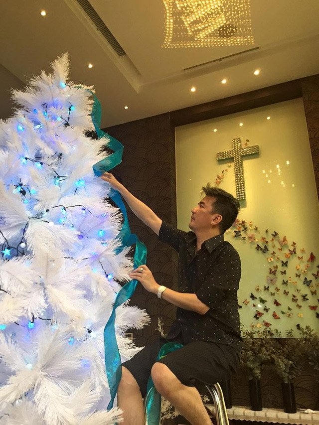 Đàm Vĩnh Hưng tự tay trang trí cây thông Noel