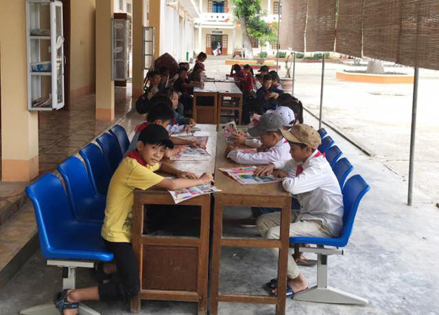Học sinh Trường THCS Môn Sơn đọc sách báo trong thư viện của trường.