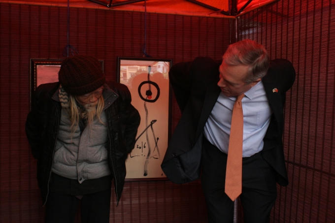 Đại sứ qu&aacute;n Mỹ v&agrave; Tiến sỹ Lược khởi động trước giờ khai b&uacute;t.