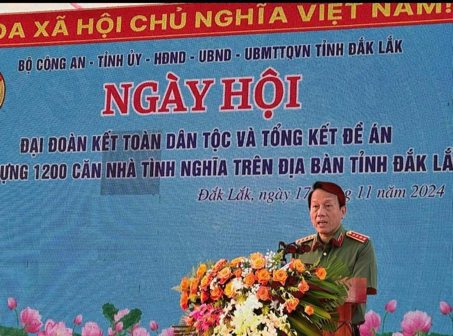 Bộ trưởng Bộ Công an Lương Tam Quang biểu dương Công an tỉnh Đắk Lắk và cơ quan, đơn vị sớm hoàn thành 1.200 căn nhà cho hộ nghèo, gia đình khó khăn về nhà ở. Ảnh: Cao Nguyên