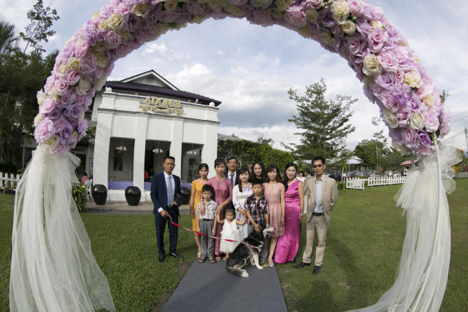 Nhà gái chụp ảnh lưu niệm trước khi vào đám cưới.