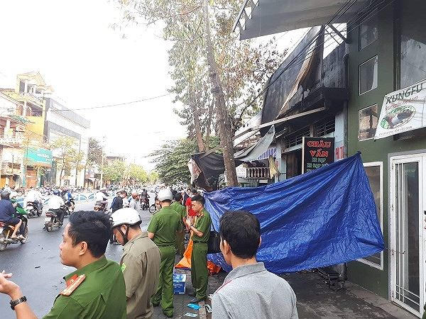 Hiện cơ quan chức năng vẫn đang ẫn đang phong tỏa hiện trường, tiến hành điều tra nguyên nhân vụ cháy.