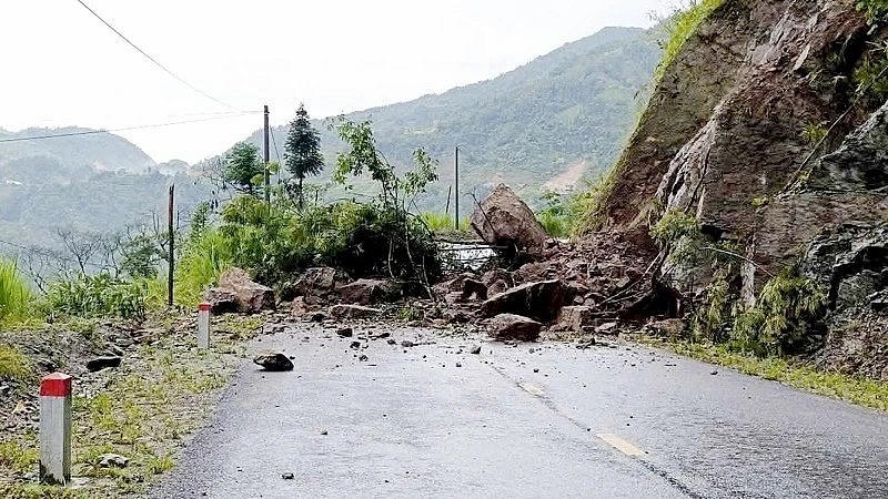 Một số tuyến quốc lộ, tỉnh lộ tại Hà Giang bị sạt lở tả-luy dương, gây ách tắc giao thông cục bộ.