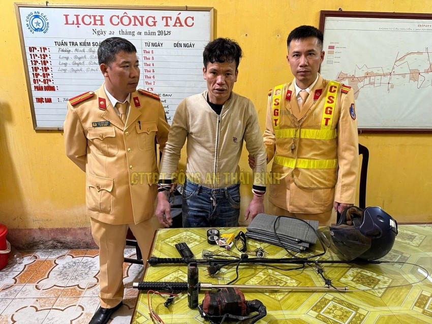 Đối tượng Nguyễn Xuân Phú và tang vật thu giữ. Ảnh Công an Thái Bình.