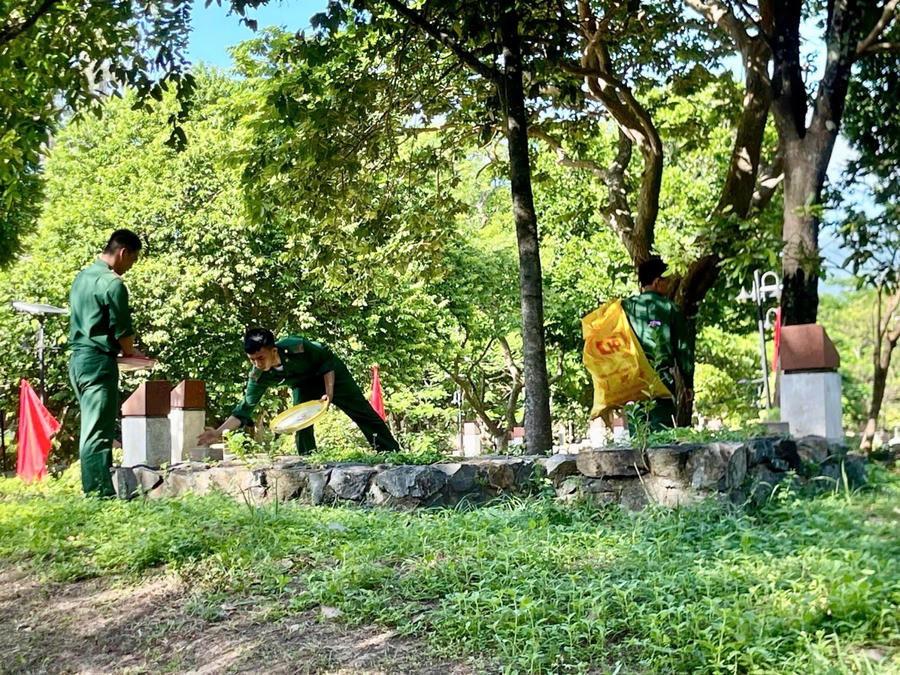 Chi đoàn Đồn Biên phòng Côn Đảo phối hợp với các chi đoàn trên địa bàn Đặc khu Côn Đảo ra quân chỉnh trang bia mộ và dọn vệ sinh khu vực Nghĩa trang Hàng Dương
