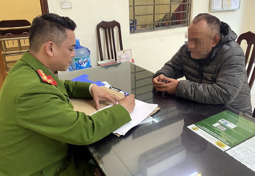 Ông Abdul Aziz tại cơ quan Công an. (Ảnh Công an Hà Nội).