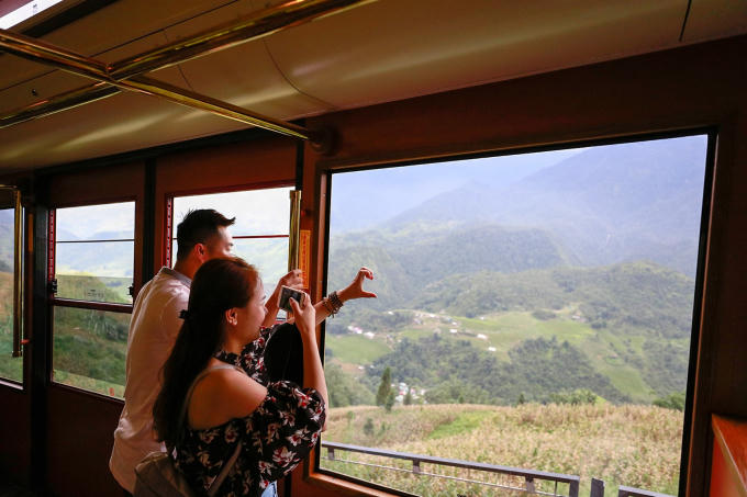 Giờ đây, bất kỳ du khách nào đều với Fansipan, đều dễ dàng được thưởng ngoạn vẻ đẹp Tây Bắc mùa lúa chín theo những cách vô cùng độc đáo. Nếu ai đó muốn ngắm mùa vàng Tây Bắc vào thu theo cách thật khác lạ, hãy thử trải nghiệm Tàu hỏa leo núi Mường Hoa, để được một lần thư thái ngắm nhìn thung lũng Mường Hoa như được dát vàng từ chân núi đến tận trời xanh hiện lên sinh động qua từng ô cửa kính.