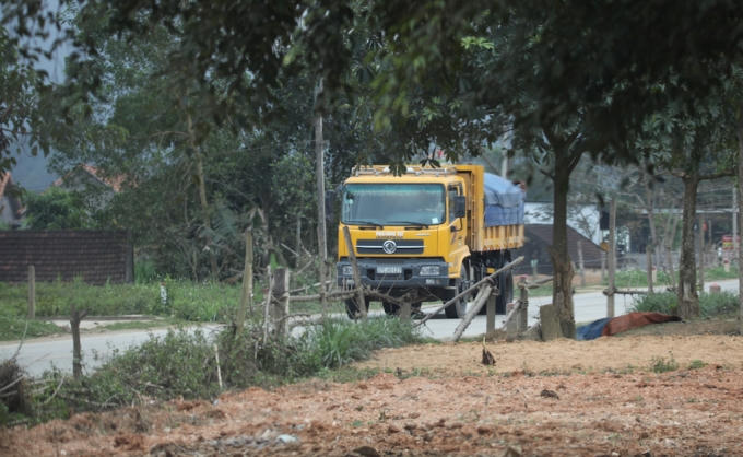 Một chiếc xe chở cát đoạn qua địa bàn huyện Tân Kỳ.                Chưa dừng lại, một chiếc xe chở cát quá tải đi vào cung đường liên xã của xã Nghĩa Lộc nối đường Hồ                       Một chiếc xe chở lá ngô quá khổ vô tư lưu thông trên đường Hồ Chí Minh.                                                              Chiếc xe chở keo quá tải vô tư lưu thông trên đường Hồ Chí Minh.                                            Xe của CSGT đường Hồ Chí Minh đứng lại "kiểm tra" xe chở cát quá tải?.              Xe chở phế liệu quá khổ lưu thông trên đường Hồ Chí Minh.