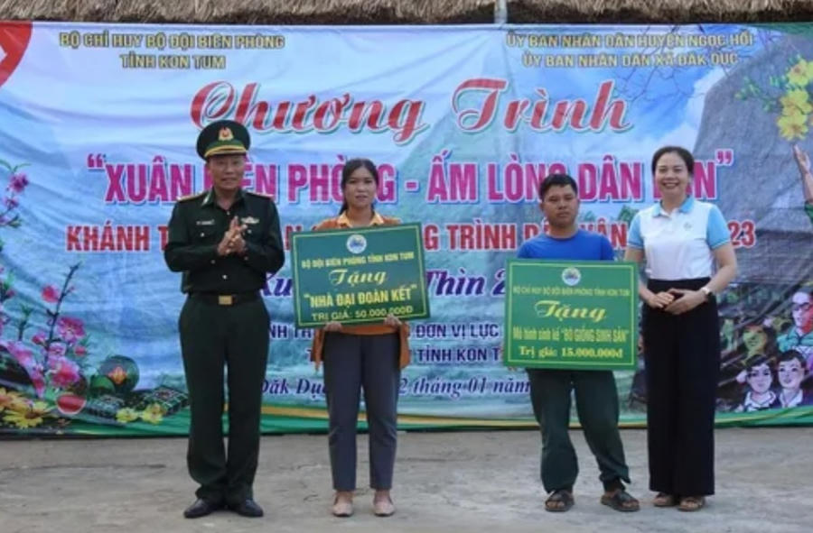 Tặng nhà Đại đoàn kết và Bò giống sinh sản cho hộ dân có hoàn cảnh khó khăn.