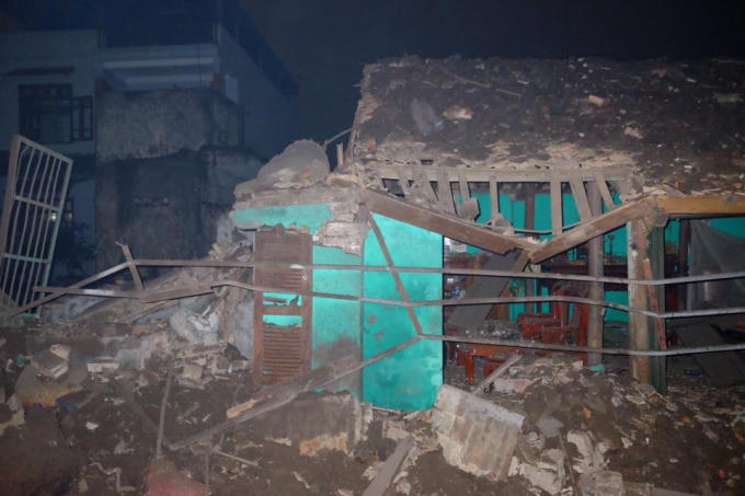 Một ngôi nhà cũng bị sức ép vụ nổ làm cho tan nát. Ảnh Vinh Khoa.