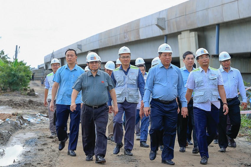 Thủ tướng kiểm tra tình hình thực hiện Dự án đầu tư xây dựng cao tốc Cần Thơ - Hậu Giang tại nút giao IC4, xã Bình Thành, huyện Phụng Hiệp, tỉnh Hậu Giang - Ảnh: VGP