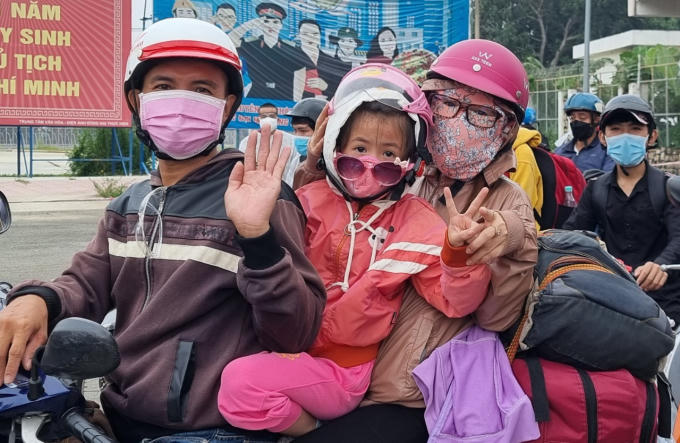 Mặc dù nỗ lực chống dịch cũng như kế hoạch khôi phục sản xuất của tỉnh Đồng Nai đang được cho là đi đúng hướng nhưng, với những công nhân lao động chỉ dựa vào đồng lương thì, tiền nhà trọ, tiền ăn đã vượt quá sức chịu đựng. Về quê lúc này dù là giải pháp tình thế nhưng không còn cách nào khác.