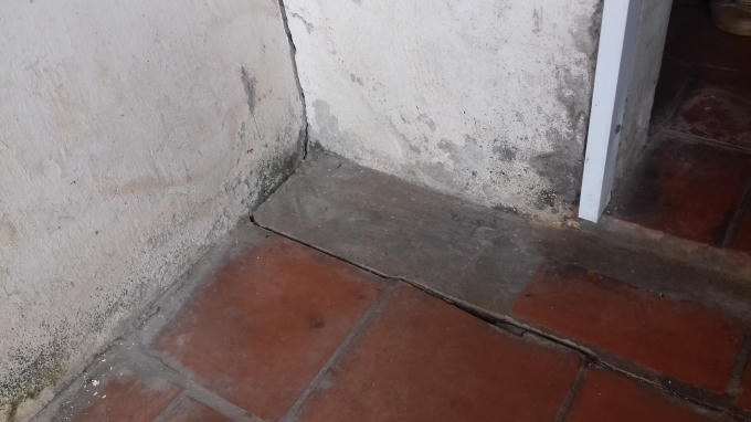 Nền nhà bị lún nứt.