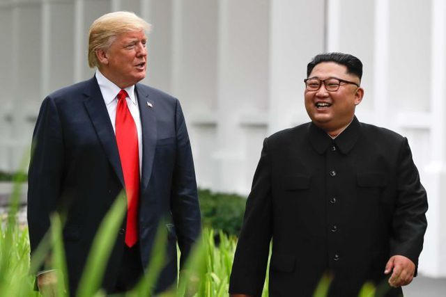 Tổng thống Donald Trump và nhà lãnh đạo Kim Jong-un gặp nhau tại Singapore năm 2018. (Ảnh: Reuters)