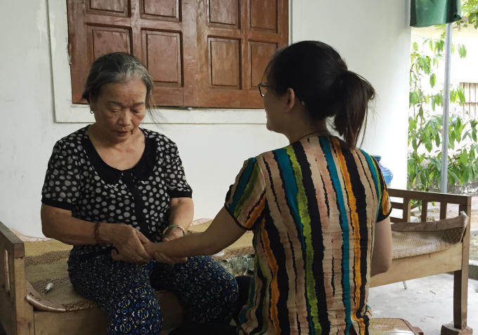 Người nữ thương binh hạng 2/4 năm nào giờ chữa bệnh và làm thơ tặng mình, tặng đời...