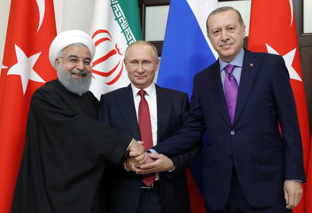 (Từ trái qua phải) Tổng thống Iran Hassan Rouhani, Tổng thống Nga Vladimir Putin và Tổng thống Thổ Nhĩ Kỳ Recep Tayyip Erdogan trong cuộc gặp tại Sochi để bàn về vấn đề Syria năm 2017 (Ảnh: AFP)
