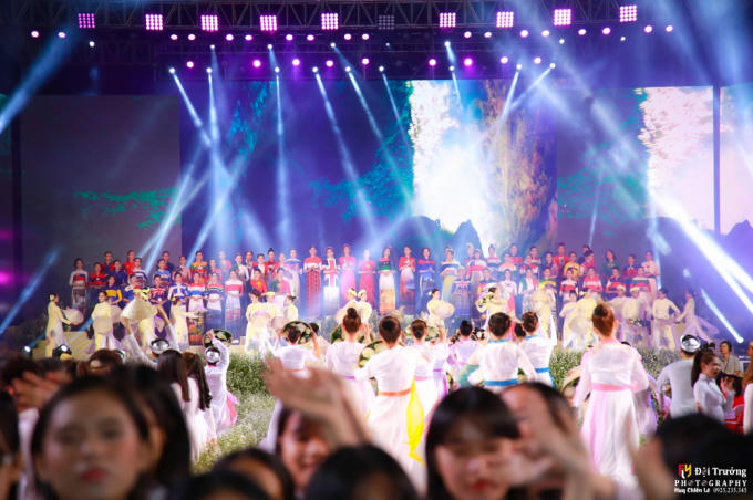 Nỗ lực, nghiêm túc lại tận tâm với nghề, Hoa hậu Chi Nguyễn thực sự là “viên ngọc sáng” hiếm có của làng giải trí Việt.