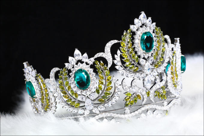 Cận cảnh vương miện “Miss Earth VietNam” do Hoa hậu Hằng Nguyễn trao tặng