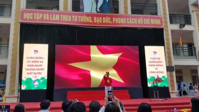 Chương trình văn nghệ được các em học sinh trường THCS Nguyễn Du biểu diễn
