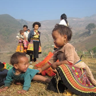 Những đứa trẻ bản Bụa B hồn nhiên bên triền núi