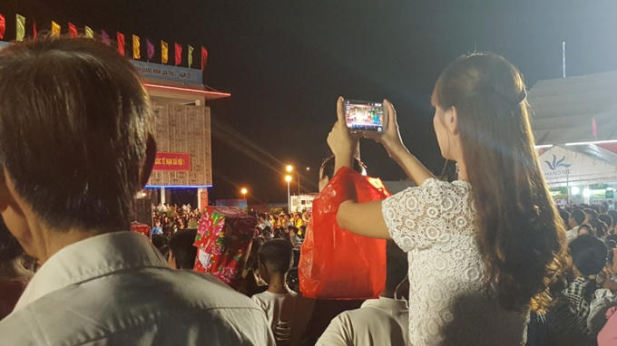 Một bạn trẻ ghi lại hình ảnh đáng nhớ trong đêm khai mạc.