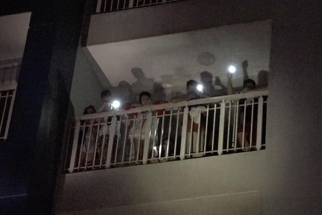 Cư dân rọi đèn pin cầu cứu ở các tầng cao.