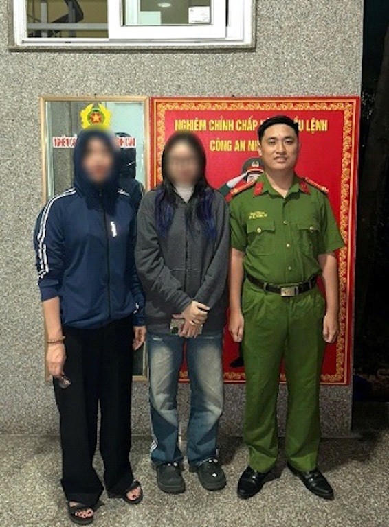 Công an phường bàn giao chị N cho gia đình.