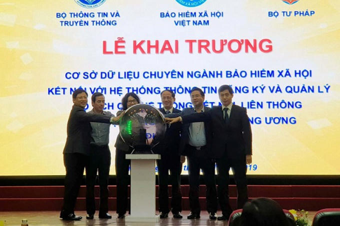 Lãnh đạo các bộ, ngành bấm nút kết nối cơ sở dữ liệu bảo hiểm với dữ liệu đăng ký khai sinh
