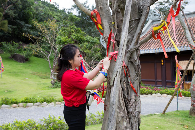 Không khí lễ hội đông vui, nhộn nhịp với đầy đủ sắc màu của đèn hoa hòa chung khung cảnh núi rừng thơ mộng, hùng vĩ.