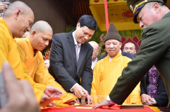 Lãnh đạo UBND tỉnh Quảng Ninh đóng dấu khai Ấn Yên Tử 2019.