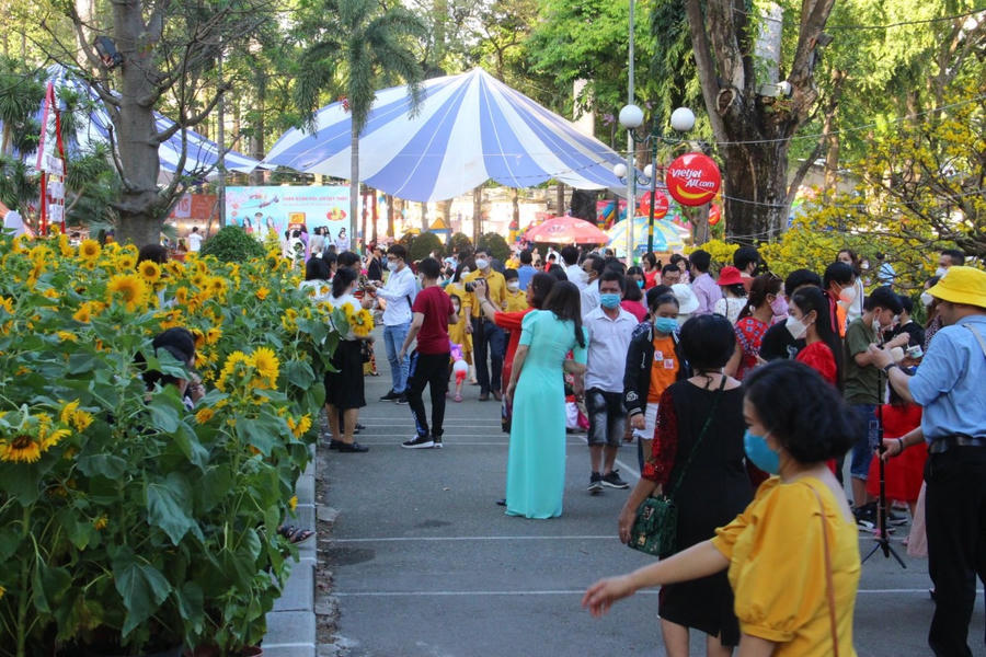 Người dân và du khách thích thú vui chơi tại Hội Hoa Xuân.
