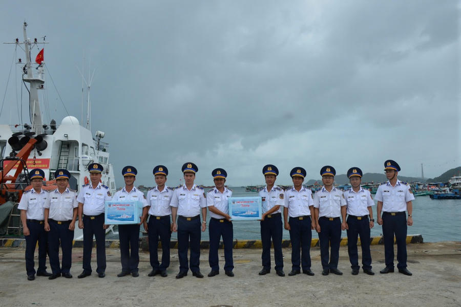 Đoàn công tác Cảnh sát biển Việt Nam trao tặng quà cho Hải đội 401 và Hải đội 422