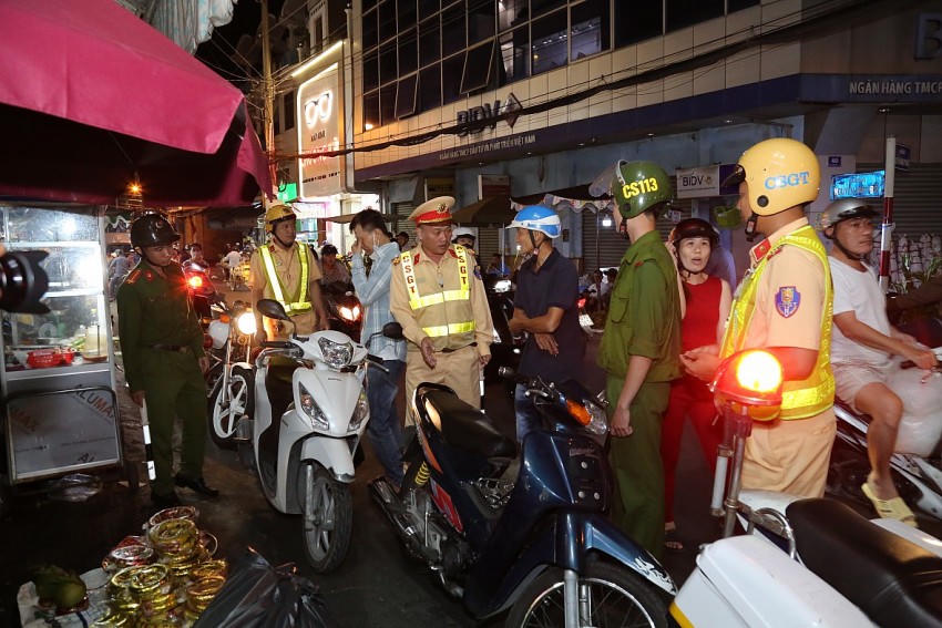 Tuyên truyền, nhắc nhở người dân không đậu xe dưới lòng đường. Ảnh: Trọng Nghĩa