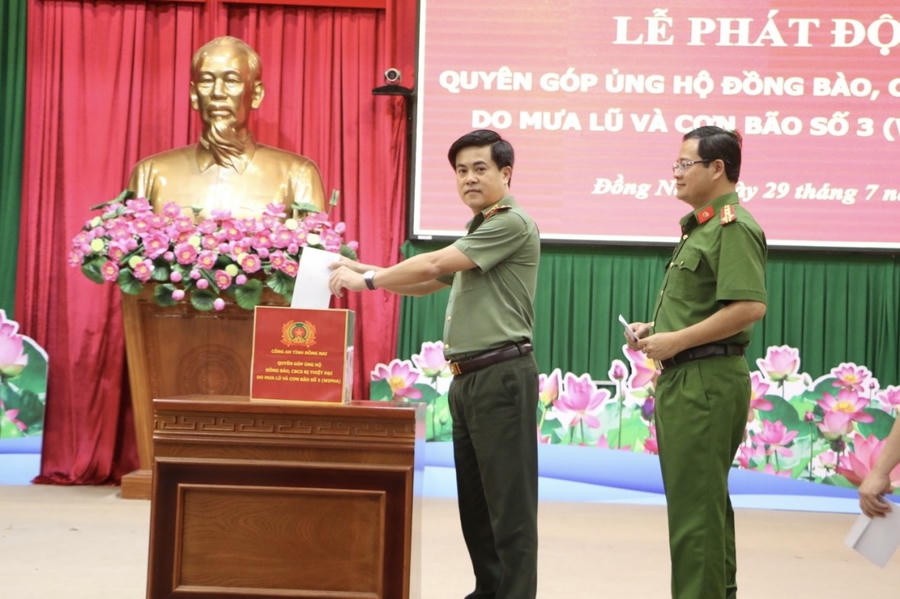 Thiếu tướng Nguyễn Đức Hải, Uỷ viên Ban thường vụ Tỉnh uỷ, Giám đốc Công an tỉnh Đồng Nai quyên góp ủng hộ đồng bào, CBCS bị thiệt hại do mưa lũ và cơn bão số 3 gây ra.