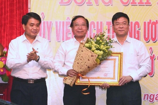 Cũng trong buổi làm việc, Bộ trưởng Tư pháp Lê Thành Long đã trao tặng Huân chương Lao động hạng II cho đồng chí Phan Hồng Sơn, nguyên Giám đốc Sở Tư pháp Hà Nội./.