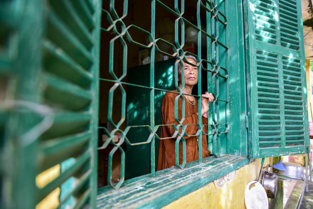 Cụ Nguyễn Thị Sợi là một những người đầu tiên sống ở trại Đá Bạc, đến nay đã được gần 50 năm. Cụ tâm sự: "Khi trại chuyển đi, tôi buồn lắm, lúc nào cũng cảm thấy cô đơn. Nhưng cô đơn mãi rồi cũng quen. Chính Tôi là người xin ở lại vì ở đây lâu quá rồi, quen không khí, quen với những căn phòng này với bao nhiêu kỷ niệm“.