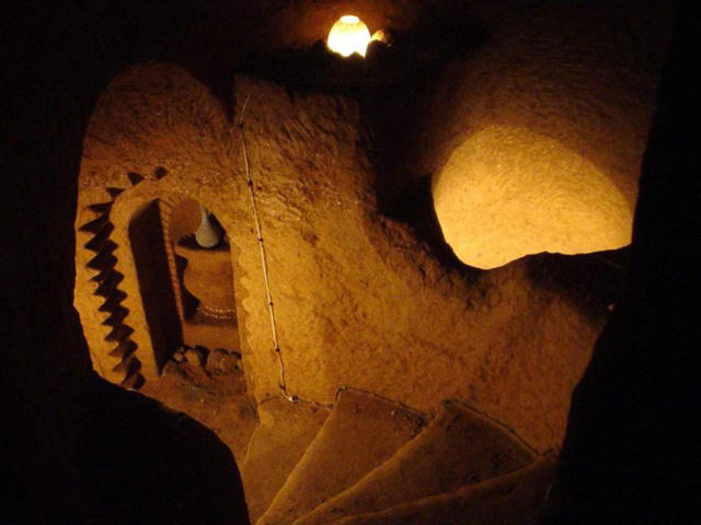 Căn hầm có một hệ thống cầu thang, hành lang dài.