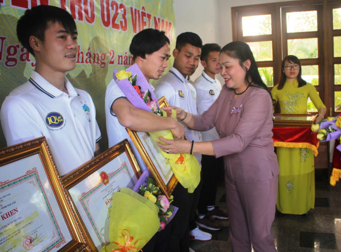 bà Huỳnh Nữ Thu Hà-Phó chủ tịch UBND tỉnh Gia Lai trao bằng khen cho các cầu thủ U23 Việt Nam
