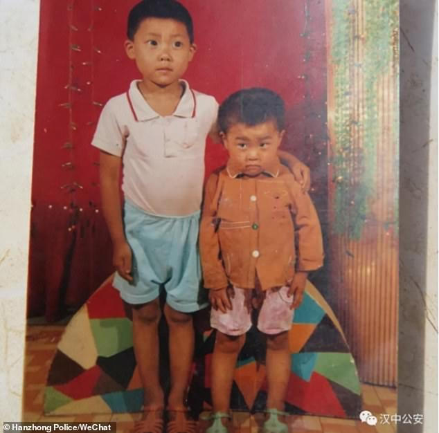 Xu Wenbin (phải) trước khi bị bắt cóc