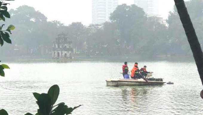 Lực lượng chức năng đưa xuồng xuống tìm kiếm.
